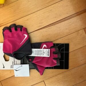 NWT Nike essentiel lightweight gloves